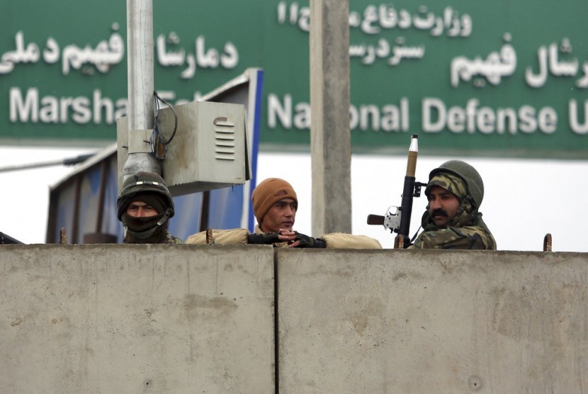 Tentara Nasional Afghanistan berjaga di pintu masuk akademi militer Marshal Fahim usai serangan di Kabul, Afghanistan, Senin (29/1). 