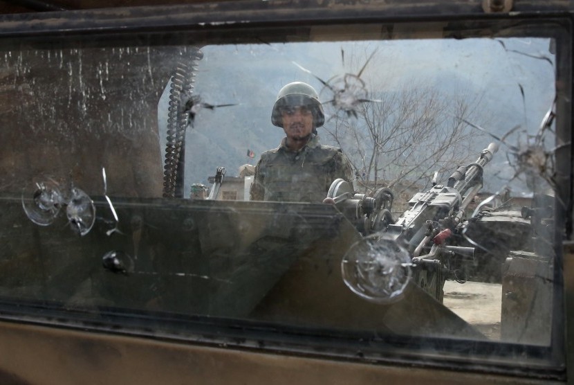 Tentara Nasional Afghanistan sedang berjaga di sebuah kendaraan militer.