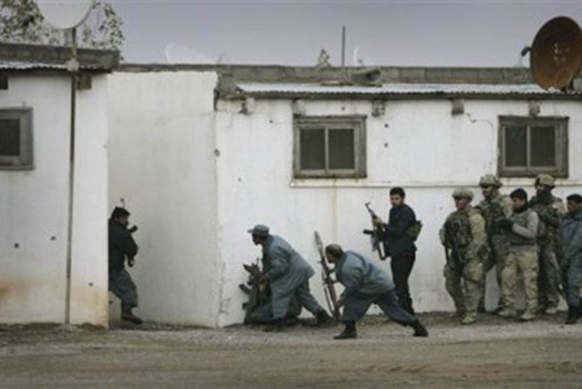 Tentara NATO dan pasukan Afghanistan mengepung salah satu tempat kediaman militan Afghanistan. 