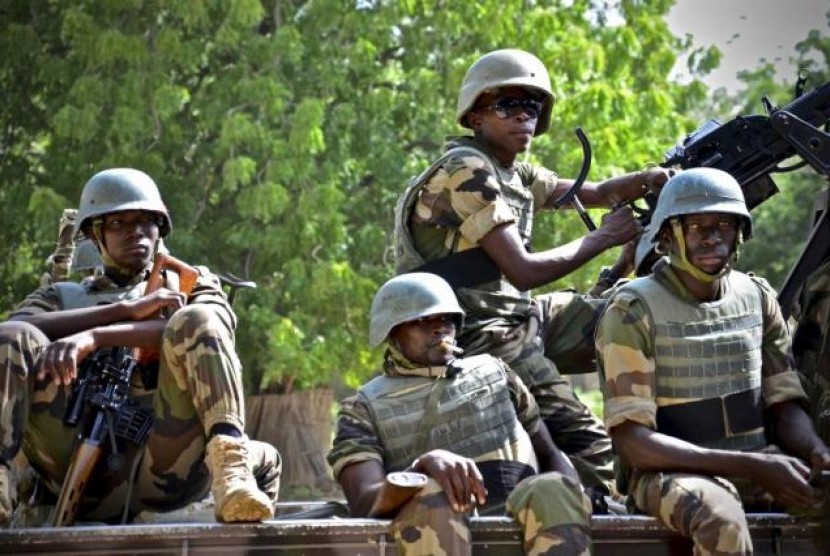 Tentara Niger berpatroli di Kota Diffa, Niger.