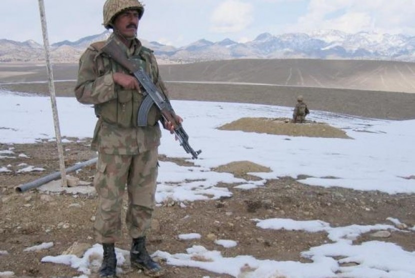 Tentara Pakistan berjaga di Waziristan Utara yang berbatasan dengan Afghanistan