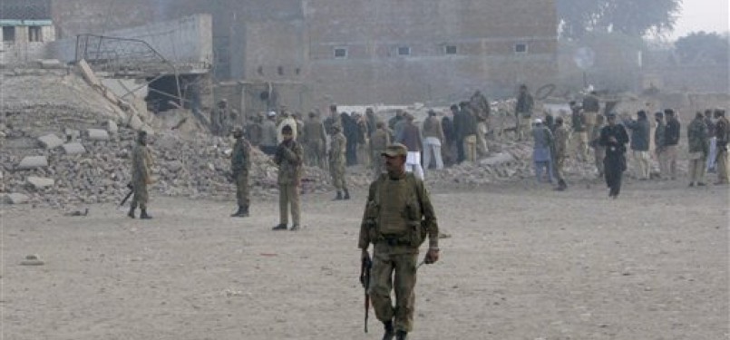  Tentara Pakistan melakukan pengamanan lokasi yang menjadi sasaran bom di Bannu, Pakistan, Sabtu (24/12). 