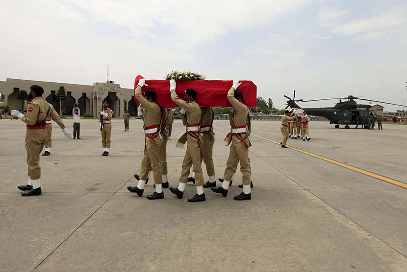   Tentara Pakistan membawa peti jenazah isteri Dubes RI untuk Pakistan, Herry Listyawati di Pangkalan Udara Nur Khan, Islamabad.