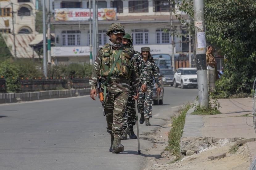 India Perketat Pembatasan Pascapemakaman Tokoh Kashmir. Tentara paramiliter India berpatroli di jalan dekat kediaman pemimpin separatis Syed Ali Shah Geelani di Srinagar, Kashmir yang dikuasai India, Jumat, 3 September 2021.