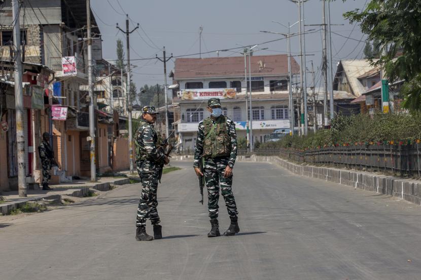 Tentara paramiliter India berpatroli di jalan dekat kediaman pemimpin separatis Syed Ali Shah Geelani di Srinagar, Kashmir yang dikuasai India, Jumat, 3 September 2021.