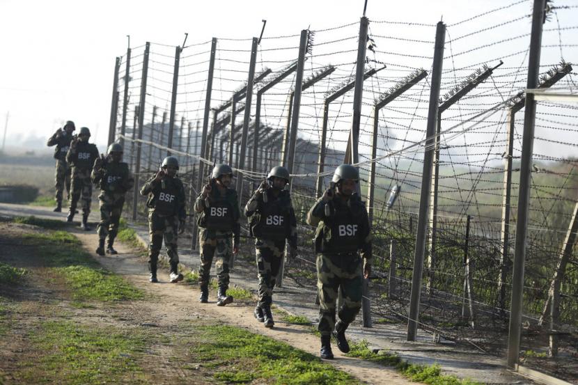 Tentara Pasukan Keamanan Perbatasan India (BSF) berpatroli di dekat pagar perbatasan India-Pakistan di Suchet Garh di Ranbir Singh Pura, Jammu dan Kashmir, India, 23 Januari 2020.