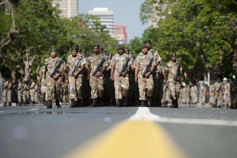 Mayor di Afrika Selatan Diizinkan Berjilbab dengan Syarat. Tentara Pasukan Pertahanan Nasional Afrika Selatan (SANDF) saat berparade di Pretoria. 