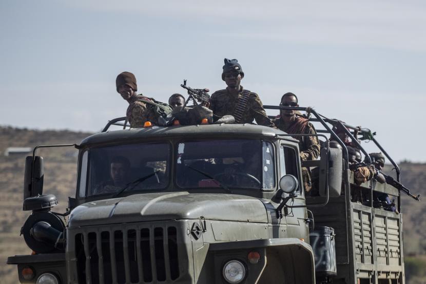 Tentara pemerintah Ethiopia naik di belakang truk di jalan dekat Agula, utara Mekele, di wilayah Tigray di Ethiopia utara pada Sabtu, 8 Mei 2021. Perdana Menteri Abiy Ahmed telah pergi ke medan perang untuk memimpin pasukan militer negaranya , pemerintahnya mengumumkan Rabu, 24 November 2021.