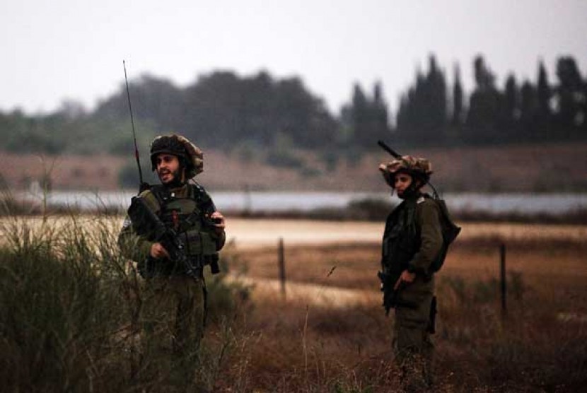  Tentara penjajah Israel berpatroli dekat perbatasan Gaza, Ahad (11/11).