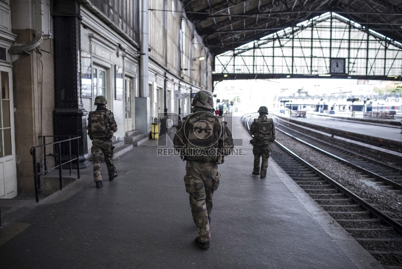 Tentara Perancis berpatroli di stasiun kereta Gare Saint Lazare di Paris, Sabtu (14/11).AP Photo/Kamil Zihnioglu
