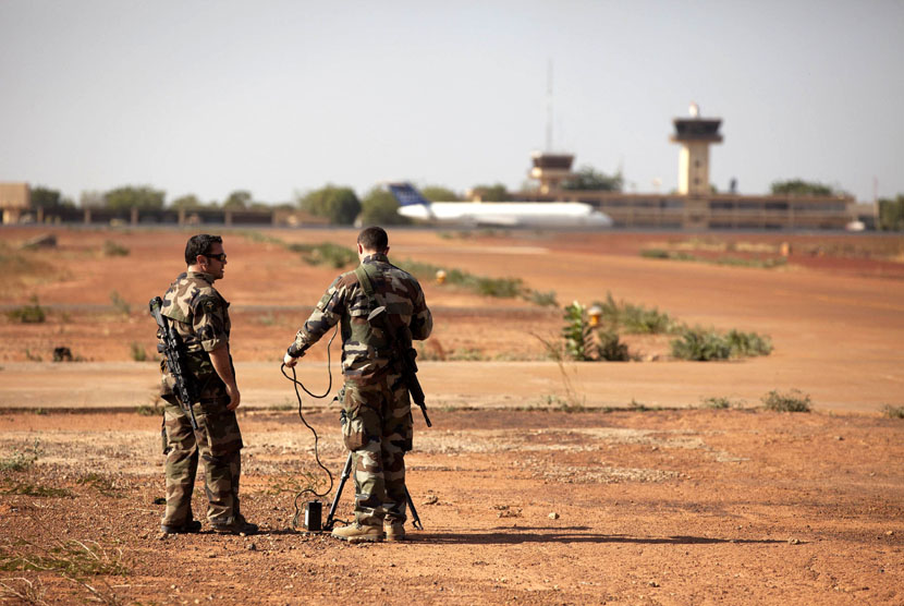  Tentara Perancis tengah uji coba senjata di pangkalan udara Mali di Bamako, Senin (14/1). (Reuters/Joe Penney)