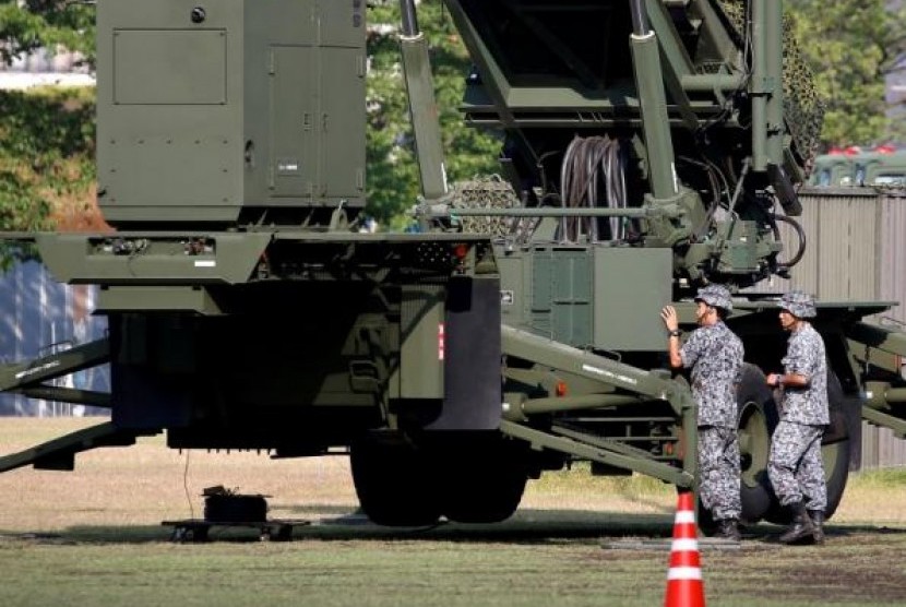Tentara Pertahanan Diri Jepang terlihat di samping sistem pertahanan rudal Patriot Advanced Capability-3 (PAC-3) di Kementerian Pertahanan di Yokyo, Jepang, 21 Juni 2016.