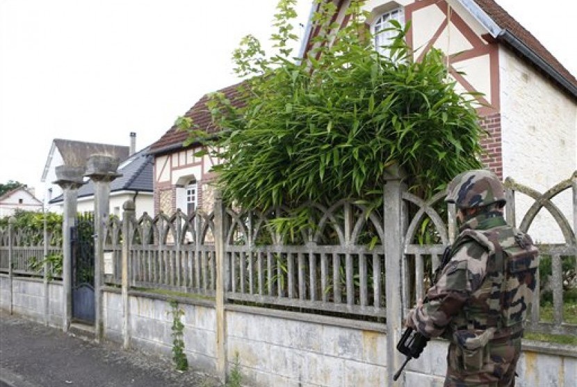 Tentara Prancis berjaga di gereja di Saint-Etienne-du-Rouvray, Normandy, Prancis, Selasa, 26 Juli 2016. Dua pria menyerang gereja dan menyandera sejumlah jemaat. Serangan menewaskan pendeta 84 tahun. 