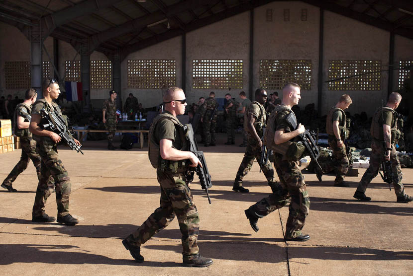 Tentara Prancis berjalan melewati sebuah hanggar di pangkalan udara militer Mali di Bamako. (Reuters/Joe Penney)