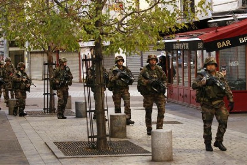  Tentara Prancis berpatroli di kawasan Saint-Denis di utara kota Paris, Rabu (18/11).  (AP/Francois Mori)