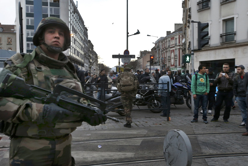  Polisi Prancis menggelar operasi memburu teroris di kawasan Saint-Denis di utara kota Paris, Rabu (18/11).  (AP/Francois Mori)