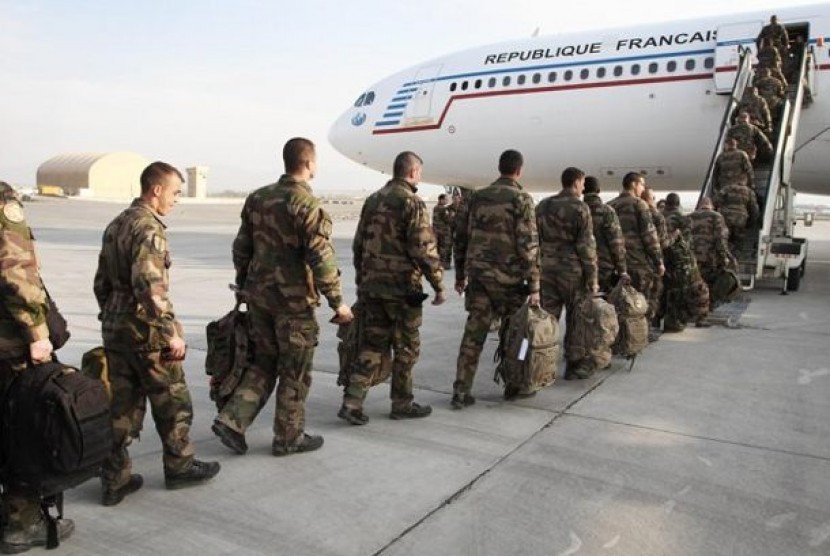 Tentara Prancis meninggalkan Afghanistan.