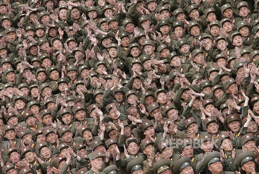 Tentara Rakyat Korea Utara dari  Unit 966, 462, 101, 489, bertepuk tangan dalam sesi bersama pemimpin Korea Utara Kim Jong Un usai latihan militer di Korea Utara. 
