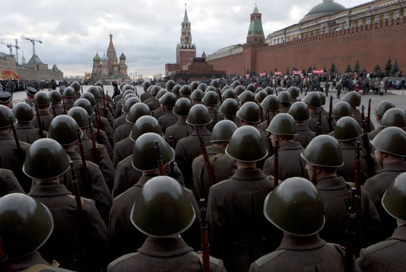  Tentara Rusia berbaris memakai seragam yang digunakan pada masa Perang Dunia II saat berparade di Lapangan Merah di Moskow, Rusia, Rabu (7/11).  (AP/Misha Japaridze)