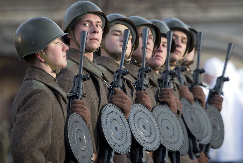 Tentara Rusia berbaris memakai seragam yang digunakan pada masa Perang Dunia II di Lapangan Merah di Moskow, Rusia, Rabu (7/11).  (AP/Misha Japaridze)