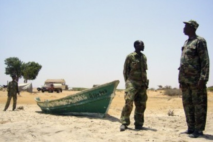 Tentara Somalia berjaga. Pertempuran antara tentara Somalia dan Ahlu Sunnah Wal Jama’a memakan 30 korban jiwa. Ilustrasi.
