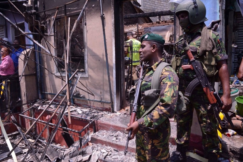 Tentara Sri Lanka berdiri di sebuah rumah yang dirusak di Digana di pinggiran Kandy, Sri Lanka, Senin (6/3). Sekelompok umat Budha merusak dan membakar sedikitnya 11 toko milik Muslim.