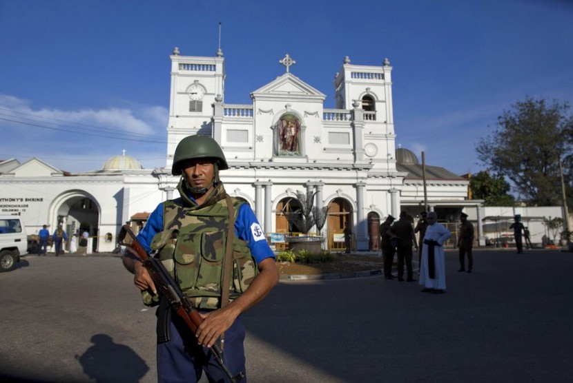 Tentara Sri Lanka berjaga di luar Gereja St Anthony's, sehari setelah serangan di Kolombo, Sri Lanka, Senin (22/4). Laporan terbaru menyebutkan korban tewas sudah mencapai 290 orang.