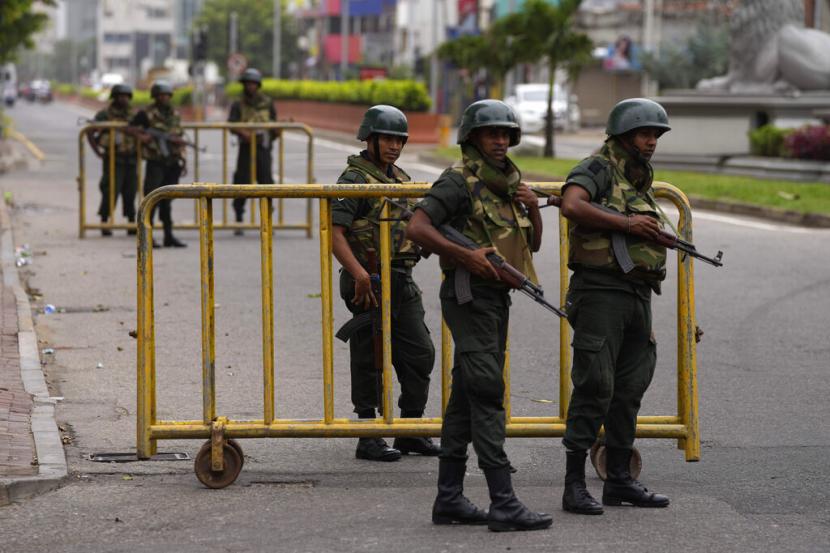 Tentara Sri Lanka menjaga pos pemeriksaan di luar kediaman perdana menteri sehari setelah bentrokan antara pendukung pemerintah dan pengunjuk rasa anti-pemerintah di Kolombo, Sri Lanka, Selasa, 10 Mei 2022.