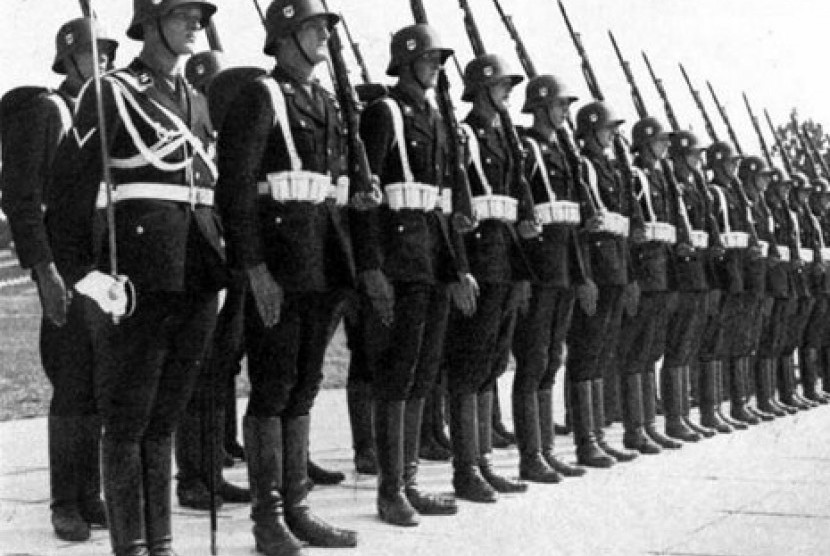 Tentara SS Nazi dalam versi seragam hitam