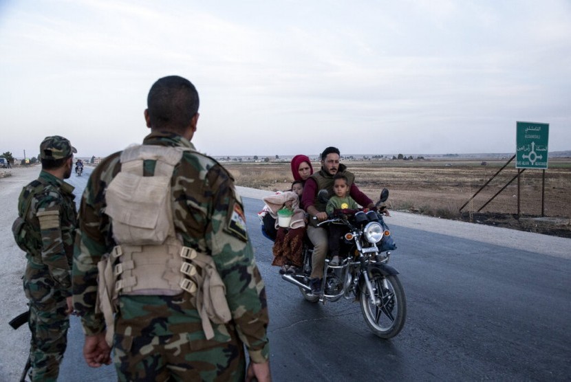 Tentara Suriah berjaga di pos perbatasan di Tam Tamr di utara Suriah, Senin (14/10). Kehadiran pasukan pemerintah Suriah di desa di utara berpotensi terjadi bentrok dengan pasukan Turki.