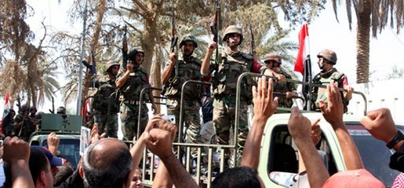 Tentara Suriah ketika mengamankan unjuk rasa.