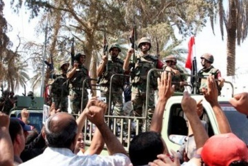 Tentara Suriah ketika mengamankan unjuk rasa.