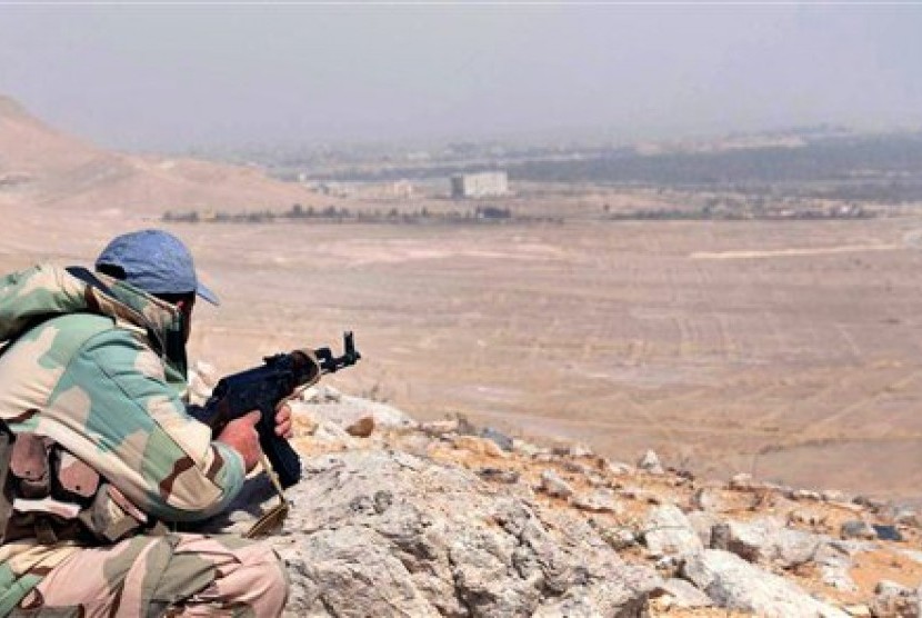 Tentara Suriah mengambil posisi di perbukitan dekat kota Palmyra, Kamis (24/3). 
