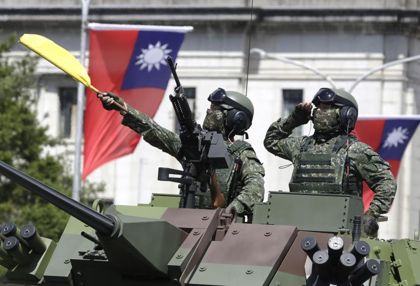 Tentara Taiwan memberi hormat selama perayaan Hari Nasional di depan Gedung Kepresidenan di Taipei, Taiwan. Pemerintah China kembali mendesak Amerika Serikat (AS) untuk menghentikan semua interaksi resmi dengan Taiwan. Beijing menegaskan, Taipei adalah bagian dari wilayahnya.
