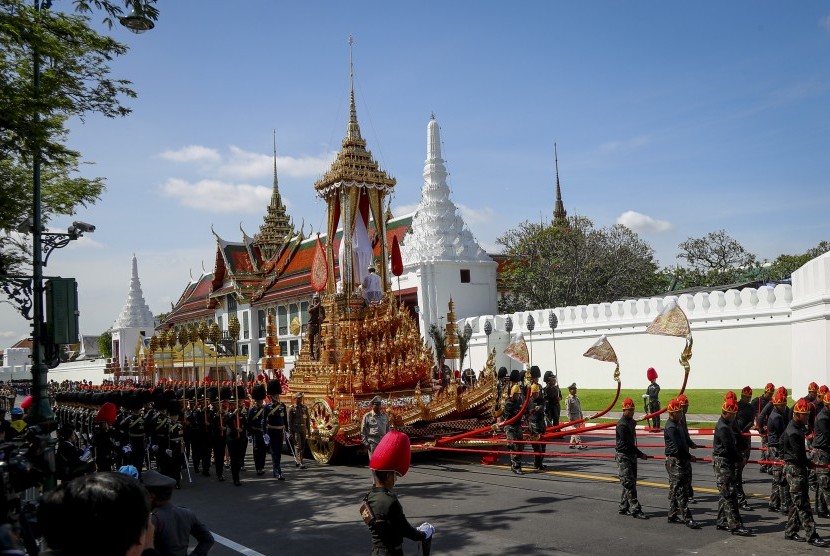Tentara Thailand bersiap menyambut pemakaman Raja Bhuminol Adulyadej yang akan dilakukan pada 26 Oktober 2017 di Bangkok, Thailand.