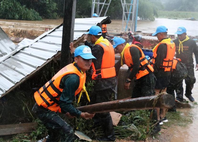 Tentara Thailand diterjunkan untuk melakukan operasi penyelamatan saat banjir menerjang Provinsi Loei, Thailand.