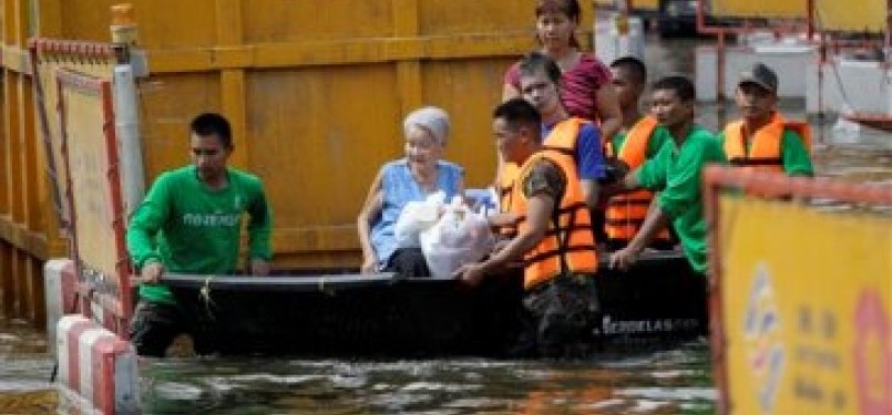 Tentara Thailand melakukan eakuasi dengan perahu karet membawa korban banjir ibu kota Bangkok