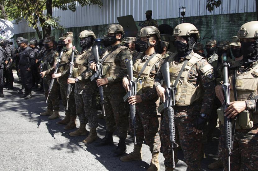 Tentara tiba di Soyapango, El Salvador, Sabtu, 3 Desember 2022. Pemerintah El Salvador mengirim 10.000 tentara dan polisi untuk menutup Soyapango, di pinggiran ibu kota negara pada hari Sabtu untuk mencari anggota geng.