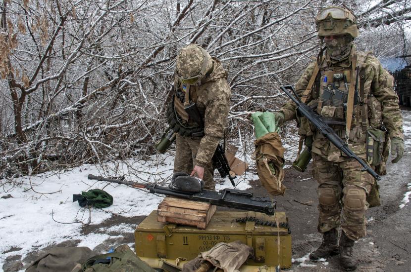 Tentara Ukraina menangani peralatan di luar Kharkiv, Ukraina, Sabtu, 26 Februari 2022. Presiden Volodymyr Zelenskyy mengklaim Sabtu bahwa pasukan Ukraina telah menangkis serangan itu dan bersumpah untuk terus berperang. 