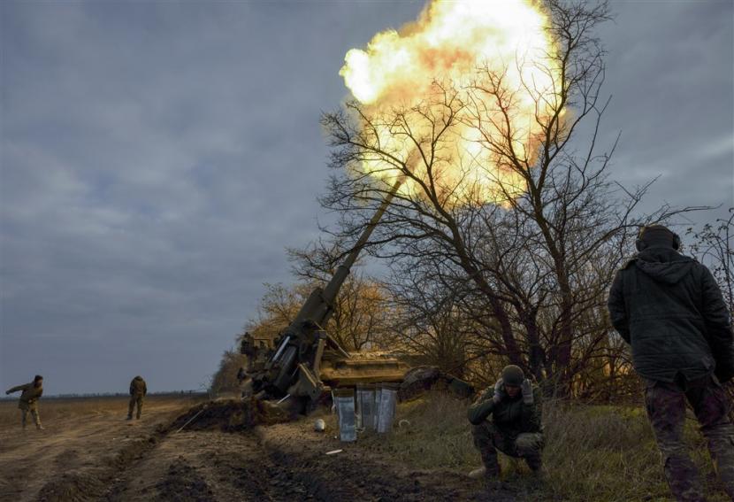  Tentara Ukraina menembak dari meriam self-propelled 203mm 
