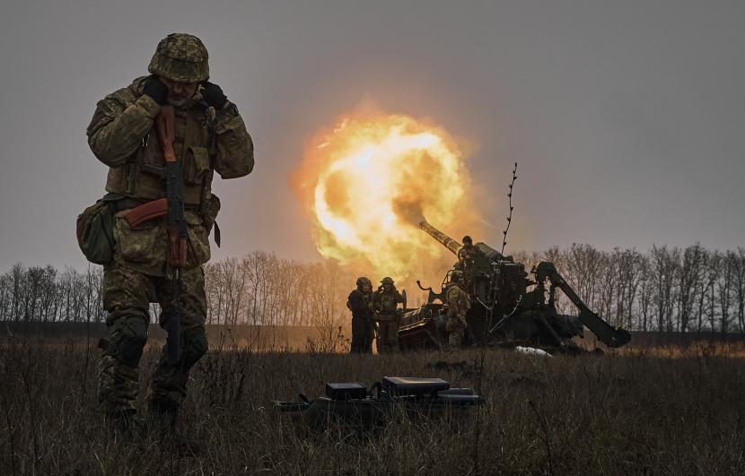 Tentara Ukraina menembakkan sistem artileri Pion ke posisi Rusia di dekat Bakhmut, wilayah Donetsk, Ukraina, Jumat, 16 Desember 2022. Militer Ukraina mengatakan pasukan Rusia menyerang target-target di wilayah Zaporizhzhia. 