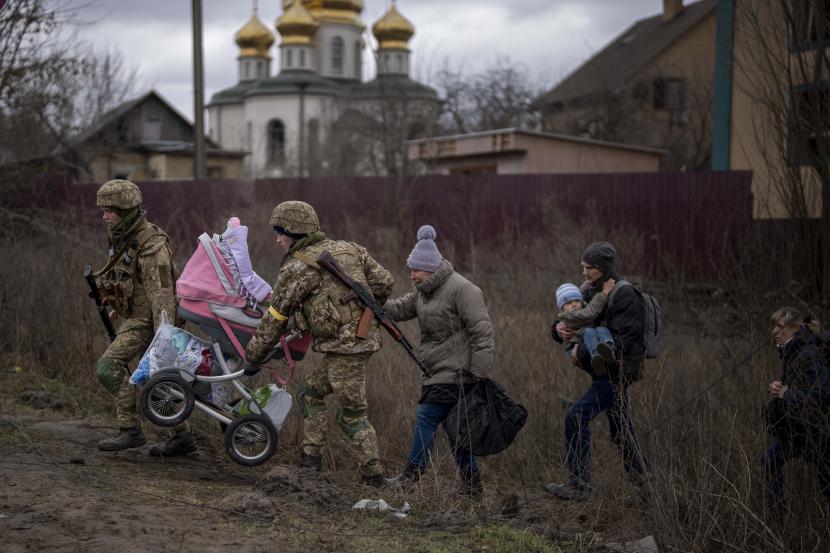 Tentara Ukraina tengah melakukan evakuasi warga.