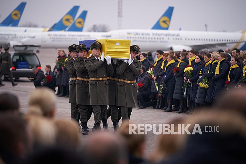 Iran Jera Berbagi Bukti Penyelidikan Pesawat Ukraina. Tentara Ukrainia membawa peti jenazah korban pesawar Ukraine International Airlines nomor penerbangan 752 dalam upacara militer di Boryspil International Airport, pinggiran Kiev, Ukraina.
