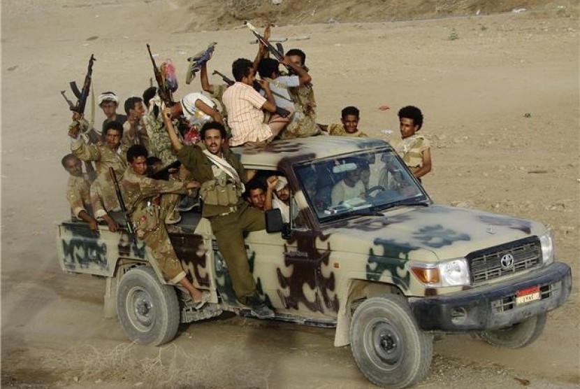 Tentara Yaman dan suku pro-pemerintah menaiki mobil di garis depan pertempuran lawan al Qaidah di Zinjibar, Abyan, Yaman, pada 30 Mei.
