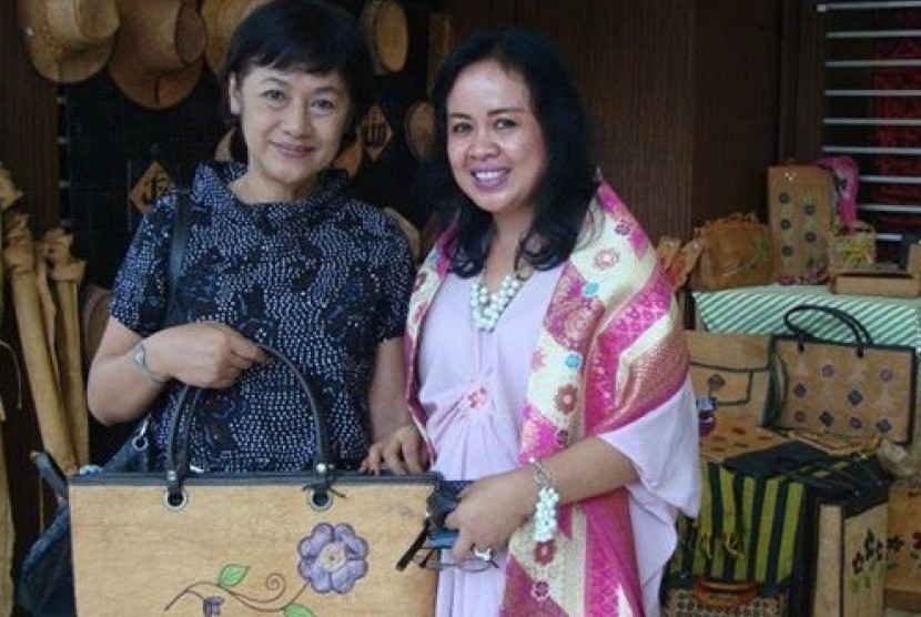 Tentrem Sriminarsih bersama Nani Sakri, model 70-an kini menekuni seni lukis batik, di stan produk-produk dari kain kulit kayu.