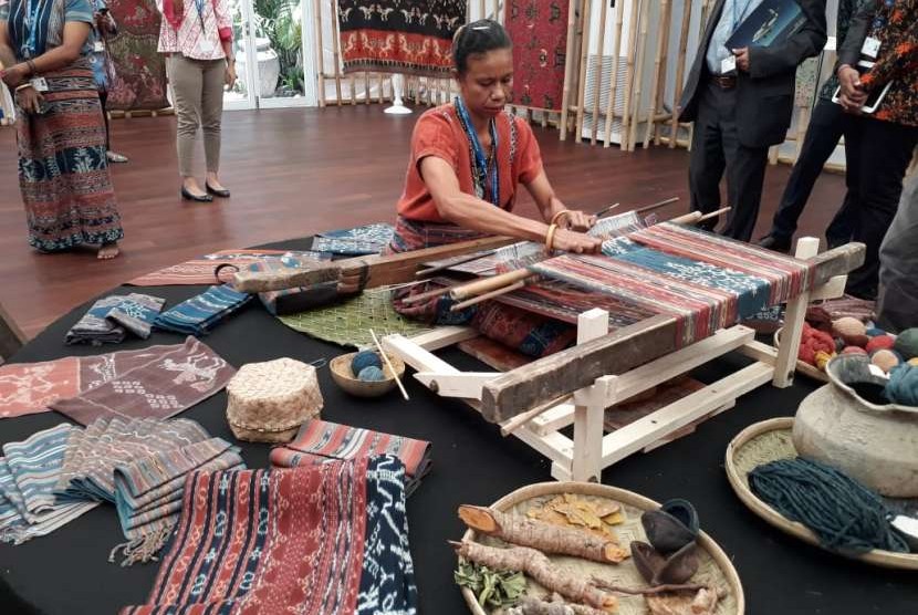 Tenun Watubo dari Flores dengan pewarna alami menjadi daya tarik wastra Nusantara di Pertemuan Tahunan Dana Moneter Internasional (IMF) - Bank Dunia (World Bank) 2018 Bali.