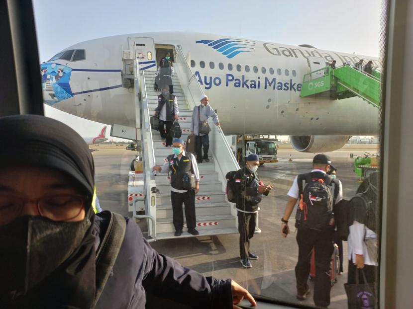 Tepat pukul 17.32 pesawat yang membawa 325 petugas penyelenggara ibadah haji (PPIH) Arab Saudi mendarat di Jeddah. Semua petugas mengucapkan rasa syukur penerbangan berjalan dengan lancara tanpa ada sesuatu yang menegangkan. Rabu (1/6).