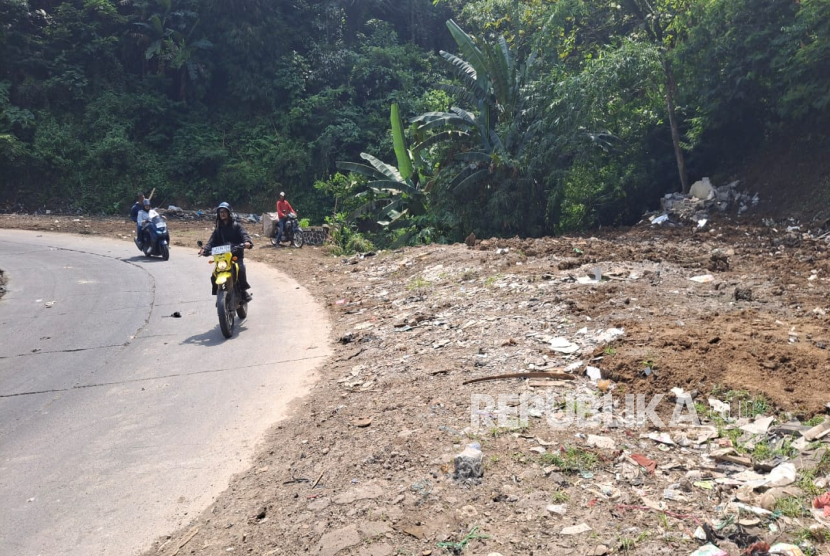 Tepi Jalan Rajamandala-Cipundeuy, Cipatat, Kabupaten Bandung Barat Sudah Rata dengan Tanah Usai Sejumlah Bangunan Semi Permanen Dibongkar Gubernur Jawa Barat Dedi Mulyadi.