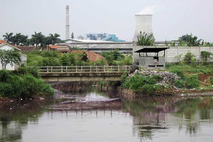 Tepian Sungai Citarum dipenuhi pabrik di daerah Dayeuhkolot dan Baleendah, Kabupaten Bandung, Rabu (26/2).