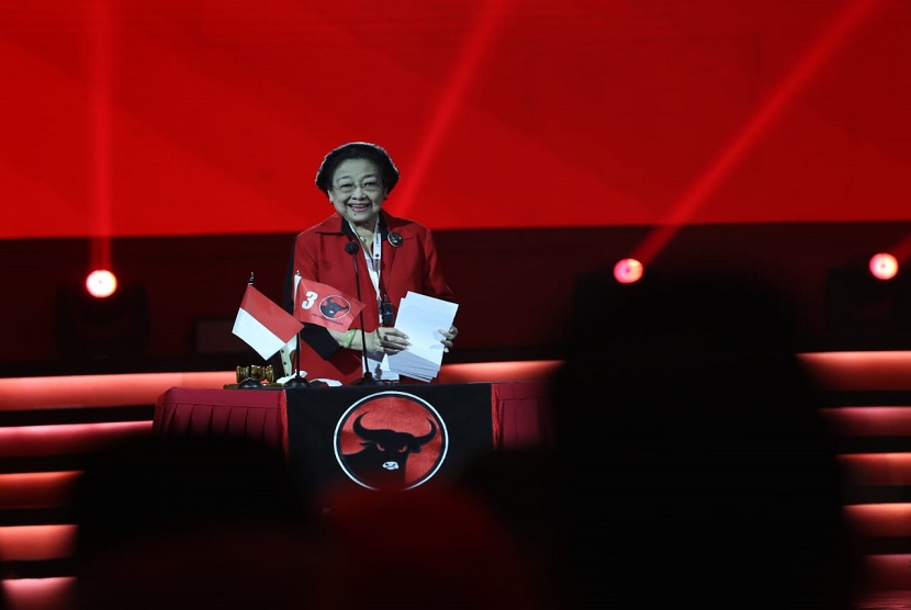 Tepuk tangan gemuruh menggema dari ribuan kader saat menyaksikan Ketua Umum PDI Perjuangan Megawati Soekarnoputri, Presiden Jokowi dan calon Presiden Ganjar Pranowo berada di atas panggung.  
